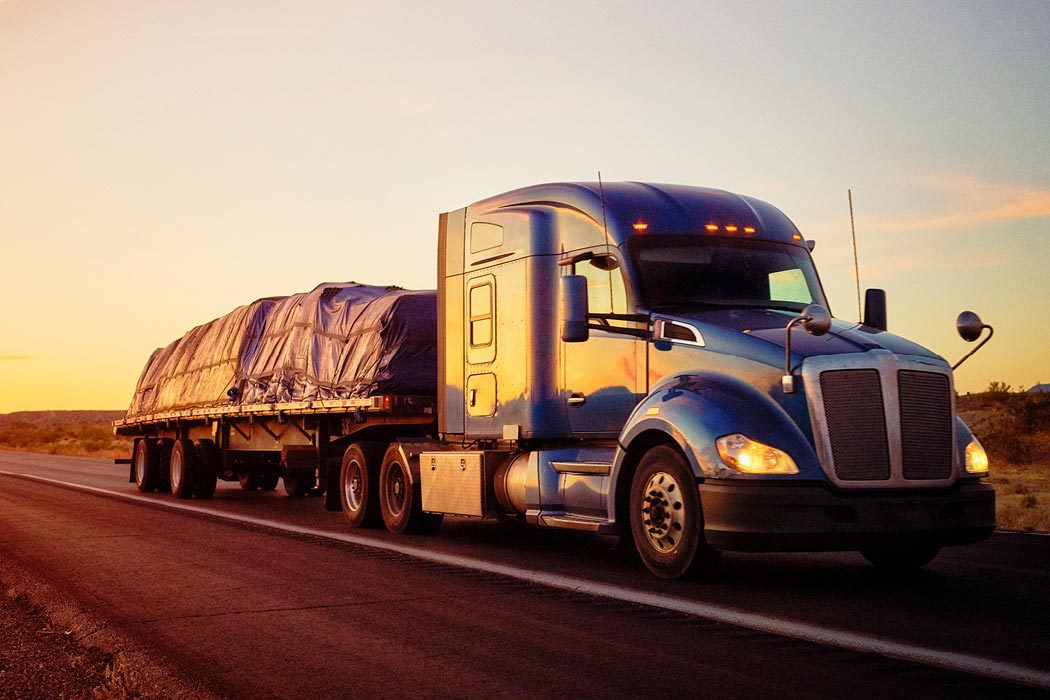 Flatbed shipping trailer